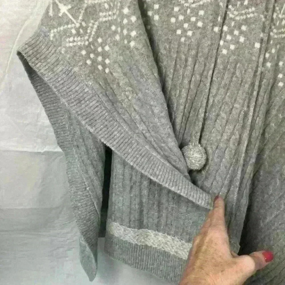 Soft Surroundings Poncho Gray White Snowflakes Pom Poms Hooded One Size - Picture 7 of 9